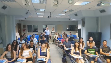 2o Θερινό Σχολείο Νεανικής Επιχειρηματικότητας στο Πανεπιστήμιο Μακεδονίας. Αναμνηστική φωτογραφία των μαθητών με τους καθηγητές.