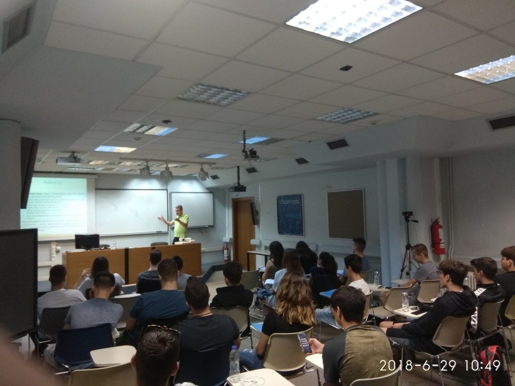 Στην αίθουσα τηλεκπαίδευσης του Πανεπιστημίου Μακεδονίας οι μαθητές παρακολούθησαν ομιλίες από έμπειρους επιχειρηματίες. Ο κ. Παντελής Αγγελίδης, πρόεδρος της Αλεξάνδρειας Ζώνης Καινοτομίας, μίλησε στους μαθητές για: Νομικά και φυσικά πρόσωπα - Η χαρά της δημιουργίας - Υπάλληλος ή αφεντικό - Ευθύνη-Ρίσκο-Αποτέλεσμα-Κέρδος