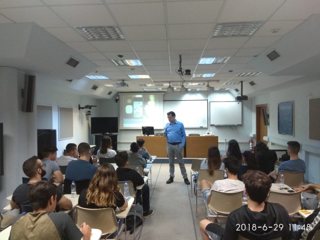 Στην αίθουσα τηλεκπαίδευσης του Πανεπιστημίου Μακεδονίας οι μαθητές παρακολούθησαν ομιλίες από έμπειρους επιχειρηματίες. Ο κ.Μυλωνάς κατά την ομιλία του "Αναπτύσσοντας μια σύγχρονη ψηφιακή επιχείρηση: η περίπτωση του Yummy Wallet"