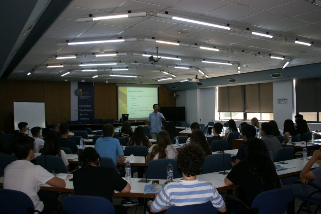 Ο καθηγητής Γιάννης Νικολαΐδης υποδέχεται τους μαθητές κατά την πρώτη ημέρα του ThesSummerSchool